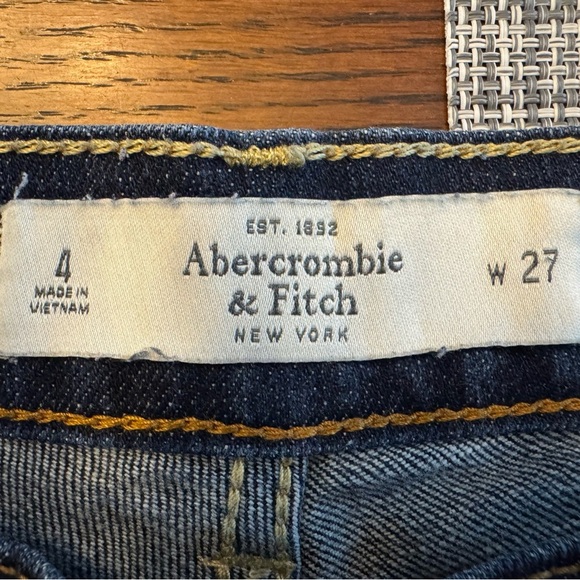 Abercrombie & Fitch Low Rise Denim shorts size 4 27”, NWOT - Picture 4 of 4